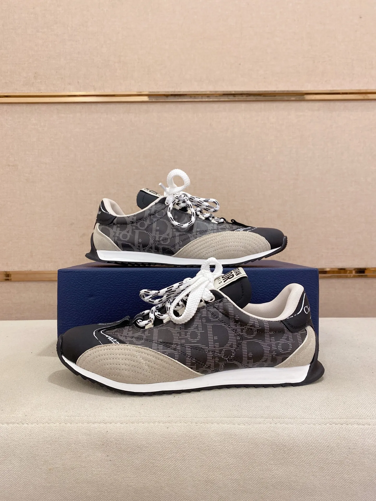 Men's shoes💰: 500💰Couple style💏 [Dior·Dior] New casual sports style men's shoes, new spring and summer design, perfect workmanship, lace-up lazy style to create wardrobe quality, upper: imported first-layer cowhide, mesh breathable lining soft and comfortable, ultra-light TPU wear-resistant outsole, simple, versatile fashion men's shoes, excellent color code number 35--44. (45,46 customized items are not returnable or exchangeable)
